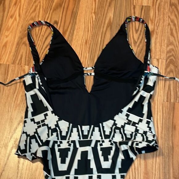 Becca Tribal Primitive Print Black White 1 piece swimsuit, bathing, tank, Large - Picture 10 of 10